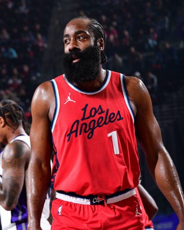 爱游戏体育 约基奇大三双掘金负独行侠 快船力克国王4连胜