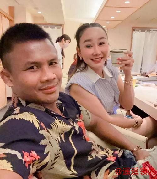 爱游戏体育app 43岁泰拳传奇播求喜迎爱子，妻子罕见现身引发关注