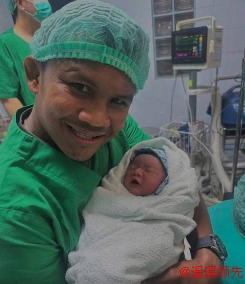 43岁泰拳传奇播求喜迎爱子，妻子罕见现身引发关注