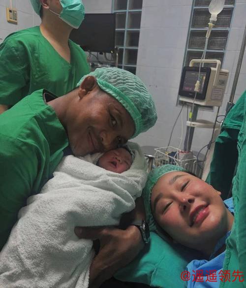 43岁泰拳传奇播求喜迎爱子，妻子罕见现身引发关注