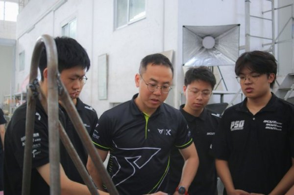 爱游戏体育app 捷凯许家泰走进校园 与华南理工大学赛车队交流